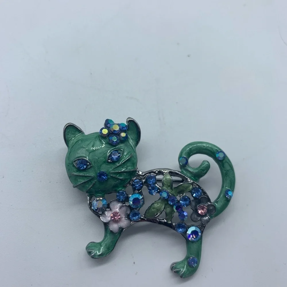 NEW green with blue crystals & flowers cat brooch - Picture 11 of 16